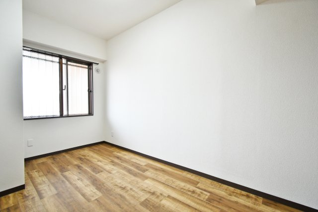 光建ハイムブリリアンス大宮公園の洋室|洋室②：主寝室におすすめな6.2帖の洋室。2面に窓がある明るい角住戸のような開放感が魅力です。2025年2月に内装を一新し、心地よい眠りへと誘う静かなプライベート空間に仕上がっています。