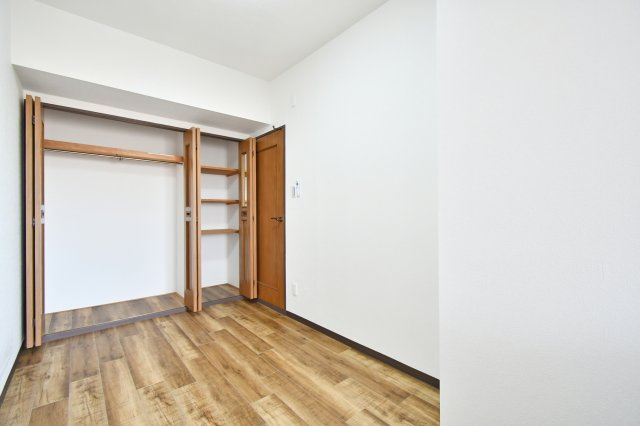 光建ハイムブリリアンス大宮公園の洋室|洋室②：壁一面に広がる大容量のクローゼット付き。夫婦二人の荷物もすっきりと収まり、お部屋の広さを最大限に活かせます。機能的な収納があることで、家具を置かず広々とした暮らしが実現します。