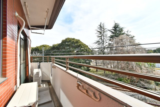 光建ハイムブリリアンス大宮公園のバルコニー|南東向きのバルコニーからは、遮るもののない開放的な空と大宮公園エリアの穏やかな街並みを見渡せます。暖かな陽光が降り注ぐこの場所は、洗濯物を干すだけでなく、日常に開放感を与えてくれる特等席です。