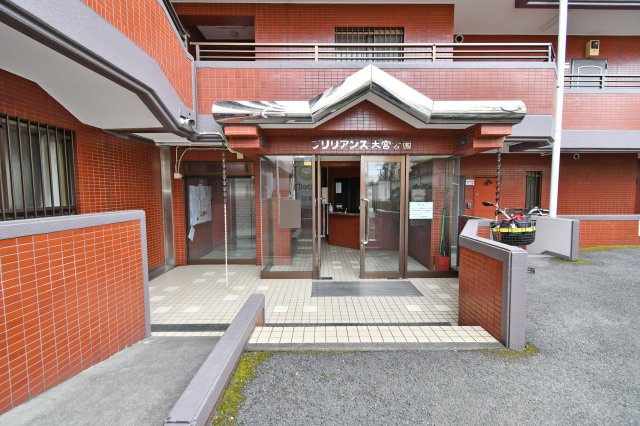 光建ハイムブリリアンス大宮公園|重厚感漂うタイル貼りのエントランスは、住まう方の品格を物語る落ち着いた佇まい。管理の行き届いた清潔感のある共用部が日々の暮らしに安心を添えます。緑豊かな盆栽町に相応しい、穏やかな住まいへの入り口です。