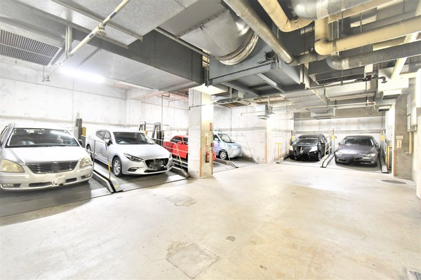 光建ハイムブリリアンス大宮公園の駐車場|大切な愛車を雨風から守る、安心の地下屋内駐車場です。機械式を採用しており、セキュリティ面でも配慮されています。天候を気にせずお出かけの準備ができ、お車を美しく保ちたい方にも嬉しい設備です。