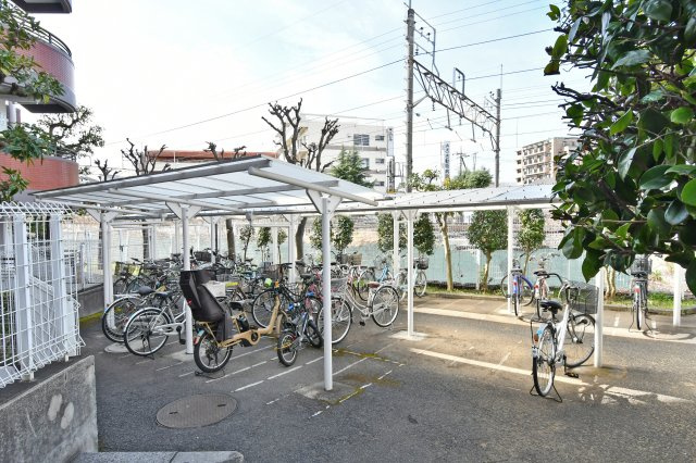 光建ハイムブリリアンス大宮公園の駐輪場|屋根付きで雨の日も大切な自転車をしっかり守れる駐輪場。整理整頓が行き届き、管理体制の良さがうかがえます。駅徒歩8分の立地ですが自転車での移動もスムーズ。毎日の生活に欠かせない安心の設備です。