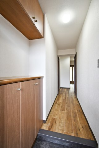 光建ハイムブリリアンス大宮公園の玄関|温かみのある木目調のフローリングが奥まで続く、明るく清潔感のあるホールです。玄関から各居室への動線がスムーズで、帰宅した瞬間に「我が家の安らぎ」を感じられる開放的な造りとなっています。