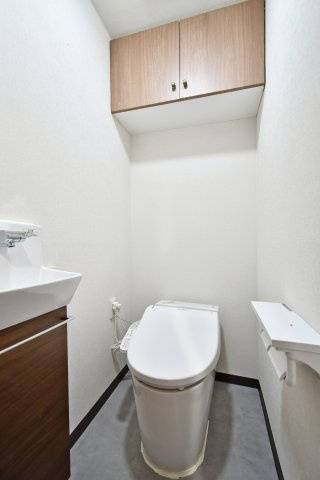 光建ハイムブリリアンス大宮公園のトイレ|お手入れが簡単なタンクレストイレを採用し、スッキリとした空間に仕上げました。便利な手洗い器や吊戸棚付き。細部までこだわり抜いた、清潔感溢れるプライベート空間をぜひ現地でご確認下さい。