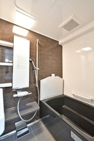 光建ハイムブリリアンス大宮公園の浴室|シックなパネルデザインが癒やしを演出するバスルーム。追焚機能付きで、いつでも温かいお風呂に浸かれます。水回りも全て交換済みのため、まるでホテルのような空間で一日の疲れをゆったりと癒やしてください。