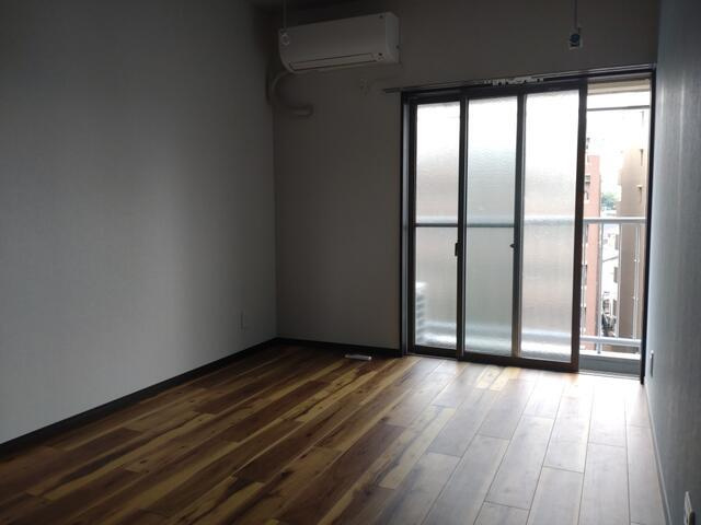 岡部ビルの居間・リビング