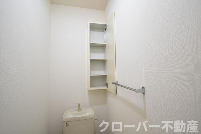 リビングタウン宇多津東 A棟のトイレ|トイレ物入