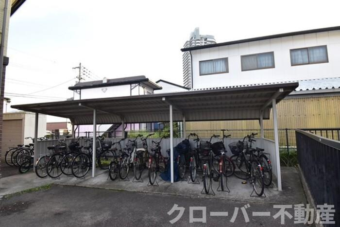 リビングタウン宇多津東 A棟の駐車場|駐輪場