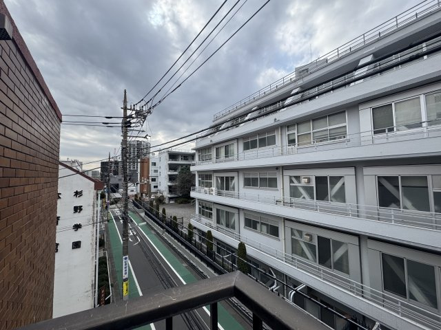 目黒芙蓉ハイツの展望|キッチン横のサービスバルコニーからの眺望です♪