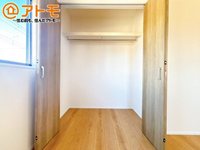 【内装】 | 裾野市佐野　新築一戸建て　全1棟 | ハンガーパイプ付きのクローゼットは季節ものなどを収納することができて便利です♪