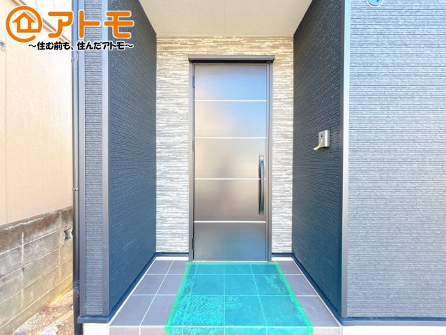 【玄関】 | 裾野市佐野　新築一戸建て　全1棟 | 落ち着いた色合いの玄関はダブルロックで防犯性に優れた仕様になっています♪