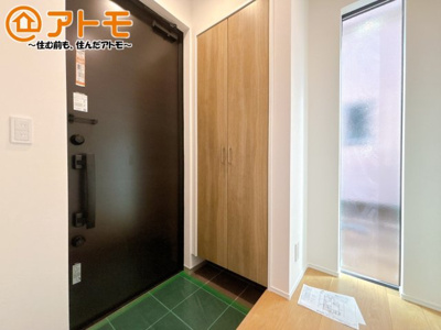 【玄関】 | 裾野市佐野　新築一戸建て　全1棟 | シューズボックスの棚は可動のため、背の高いブーツもきちんと収納できます。