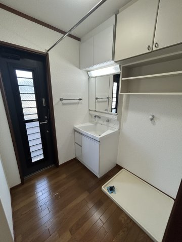 鶴ヶ島市鶴ヶ丘二世帯住宅の独立洗面台|2階：洗髪洗面化粧台・収納付