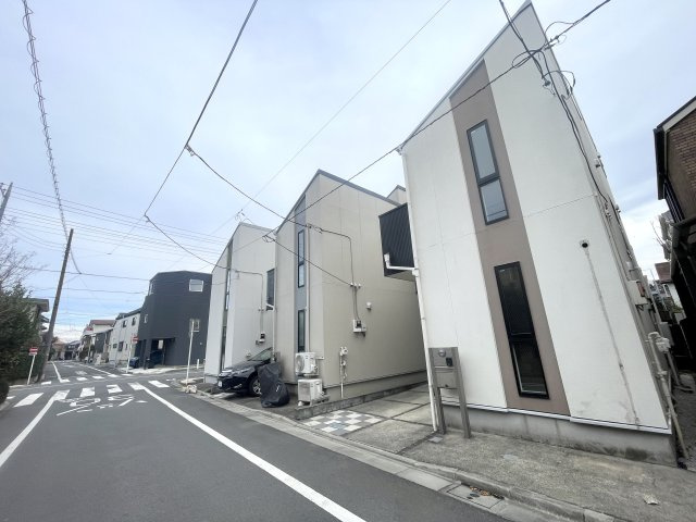 板橋区高島平5丁目　始発駅　綺麗なリフォーム住宅の前面道路含む現地写真
