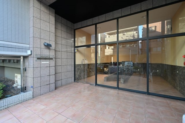 墨田区亀沢４丁目の賃貸マンションのエントランス