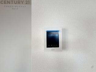 訪問者が来たときにテレビ画面で確認できるため、安心してドアを開けられます。録画機能があるものもあり、留守中に来訪者を記録しておくことができます。利便性が高く、セキュリティ面でも安心です。