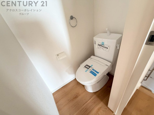 温水洗浄便座付トイレは温水洗浄機能により、暖かい水でおしりを洗浄することができ、冷たい水を使う従来の便座に比べ、温水洗浄機能で暖かいトイレを提供し、快適な使用を可能にします。