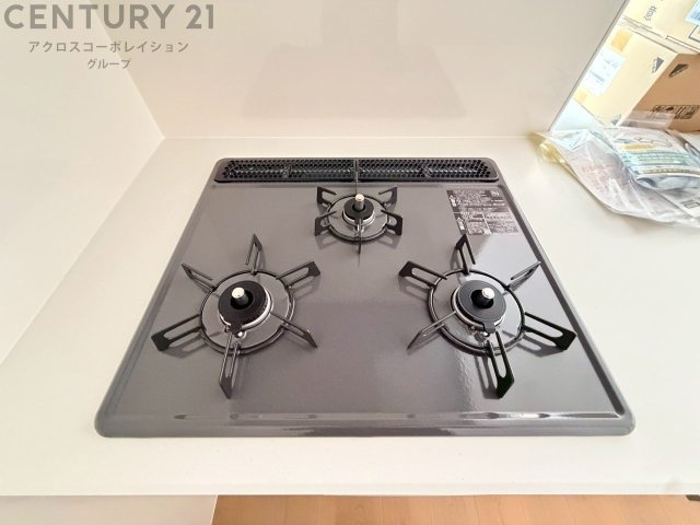 多数の調理器具を同時に使用でき、料理の効率化が可能。省エネで節約になり、様々な料理スタイルに適応できます。また、火力調整が独立しており、手入れや掃除もしやすく、今よりもっとお料理が楽しくなるかも。