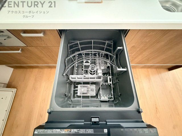 食器洗浄乾燥機は手洗いに比べて時間や労力を節約できます。また、高温のお湯で洗浄されるため、雑菌や細菌を殺菌する効果もあります。さらに、乾燥機能があるため、手で拭く手間も省け衛生的に保管できます。