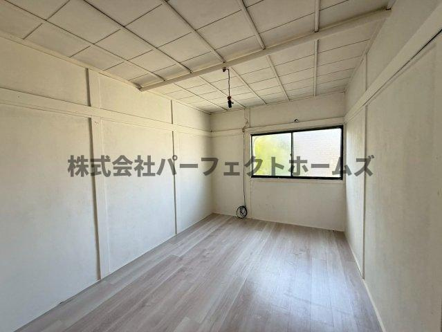 黒原旭町戸建　賃貸の洋室|落ち着いた色調の洋室です