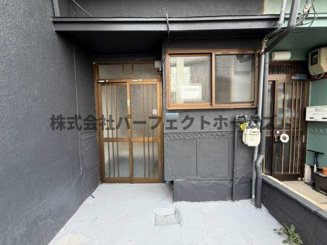 黒原旭町戸建　賃貸の玄関|明るい玄関です