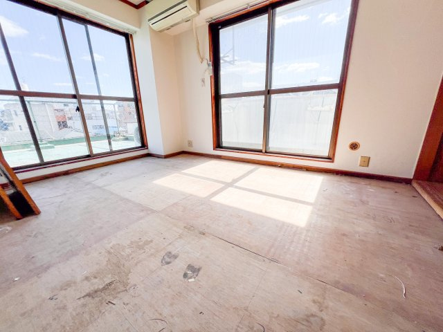 ミヤコビルの洋室