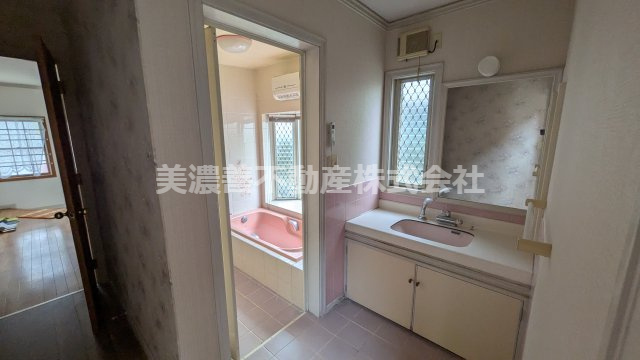 ６６５６６　岐阜市市橋一丁目中古住宅の独立洗面台