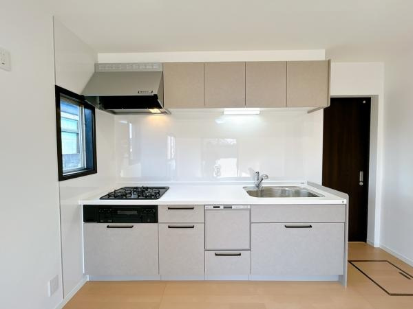 【キッチン】 | 仲介手数料無料！須恵小学校に通えるリフォーム済み中古住宅　山陽小野田市南竜王町 | 使い勝手の良いシステムキッチンで楽しくクッキング♪