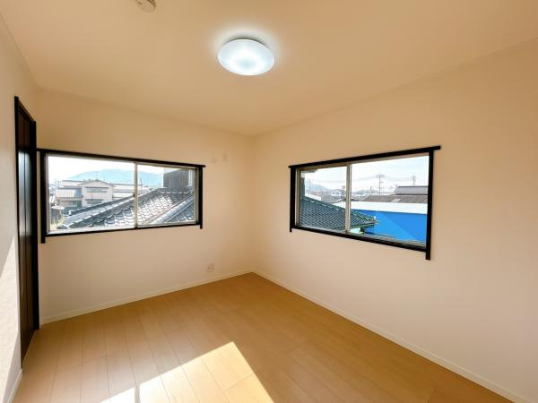 【洋室】 | 仲介手数料無料！須恵小学校に通えるリフォーム済み中古住宅　山陽小野田市南竜王町 | 広々とした洋室です