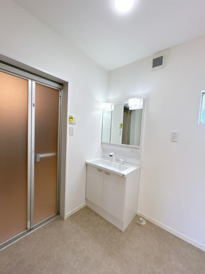 【洗面所】 | 仲介手数料無料！須恵小学校に通えるリフォーム済み中古住宅　山陽小野田市南竜王町 | 使いやすい洗面所です