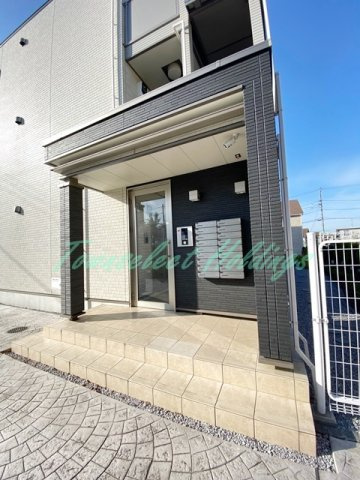 藤沢市亀井野のアパートのエントランス