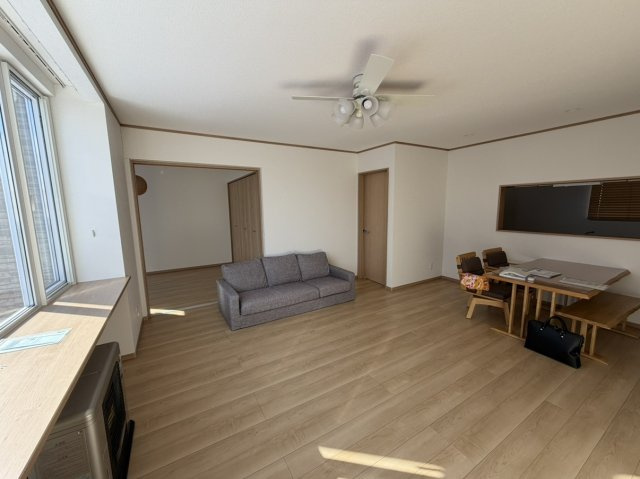 【居間・リビング】 | 北見市小泉２４４番地１４　平家建中古売家