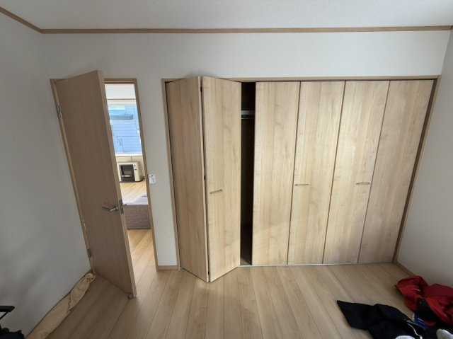 北見市小泉２４４番地１４　平家建中古売家の収納|南西側８帖洋室