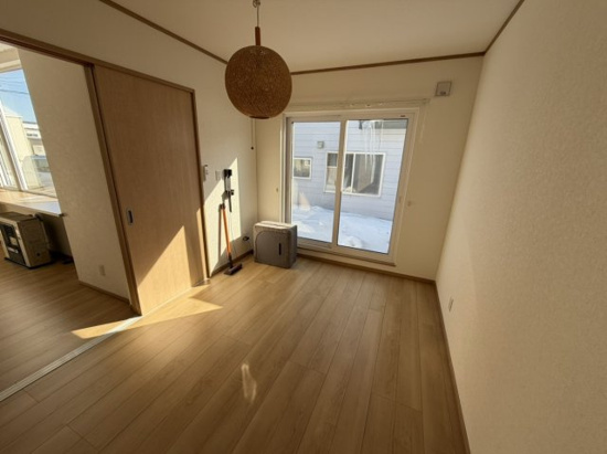 北見市小泉２４４番地１４　平家建中古売家の洋室|南西側6帖洋室