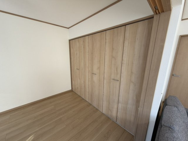 北見市小泉２４４番地１４　平家建中古売家の収納|南西側6帖洋室