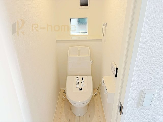 我孫子市並木7丁目第1期　新築戸建て　2号棟のトイレ|温水洗浄便座付きのトイレ。
トイレが２ヵ所設置で朝の忙しい時間でも安心です。