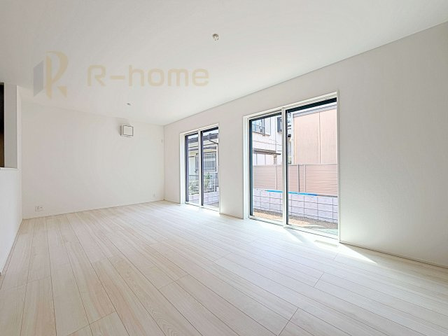 我孫子市並木7丁目第1期　新築戸建て　2号棟の居間・リビング|広々とした余裕のあるリビングです♪大きな窓からは自然光が届きます。
