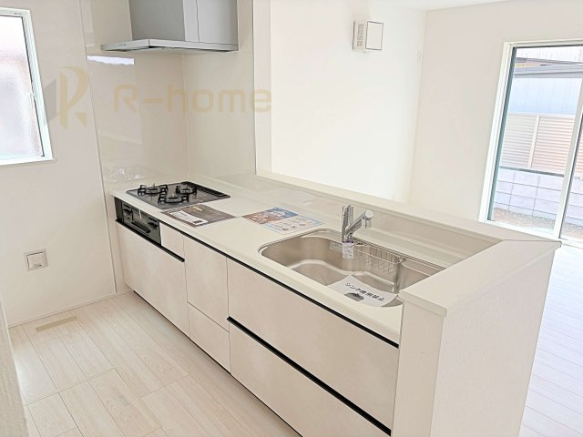 我孫子市並木7丁目第1期　新築戸建て　2号棟のキッチン|料理をしながら家族とコミュニケーションが取れる対面式システムキッチン。便利なパントリー付き！