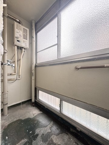 鶴甲コーポ1号館のランドリースペース|◇サービスバルコニーとなります。
洗濯機置き場として使用できます。