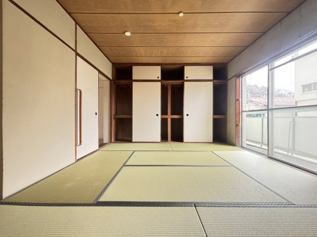 鶴甲コーポ1号館の和室|◇バルコニーに面した約8.0帖の和室となります。