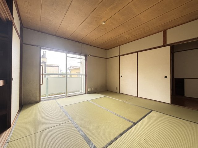 鶴甲コーポ1号館の和室|◇南東側に面しており、明るく過ごしやすい空間となります。