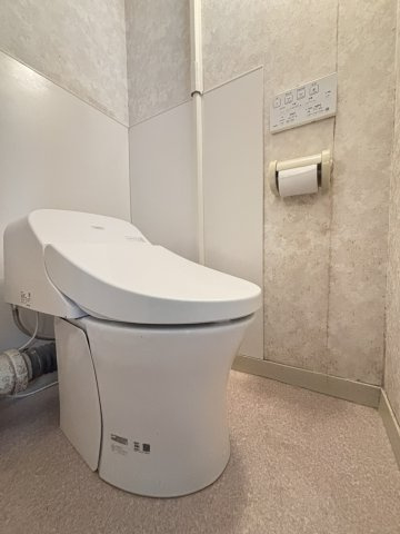 鶴甲コーポ1号館のトイレ|◇タンクレス型のトイレとなります。