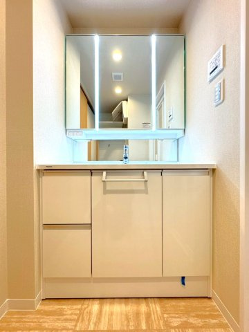 ◆リフォーム済み◆４階の南東向き角住戸◆近鉄丹波橋駅徒歩４分◆コスモ丹波橋の独立洗面台|独立洗面台