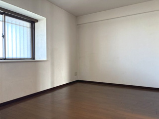 【洋室】 | デュオコート武蔵浦和 | 6.5帖の広さを確保した洋室は、家具配置もしやすい綺麗な間取り。出窓にはお気に入りの小物を飾ってインテリアを楽しめます。南側のリビングとは異なる落ち着いた空気感で、安眠を支える寝室として重宝します。