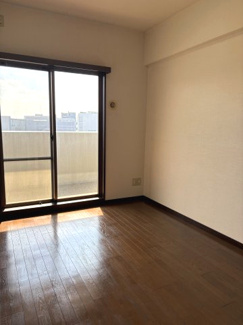 【洋室】 | デュオコート武蔵浦和 | 明るい陽射しが心地よい5帖の洋室。バルコニーに面しており、開放感も抜群です。子供部屋や書斎、趣味の空間など、ライフスタイルに合わせて多目的に活用できる使い勝手の良い一室です。