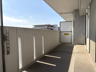 【バルコニー】 | デュオコート武蔵浦和 | 9階南向き15.8㎡のワイドスパンバルコニー！遮るもののない開放的なパノラマビューが広がります。奥行きがあり、椅子を置いてテラスタイムを楽しめるゆとりの広さ。お洗濯物も一度にたくさん干せます。