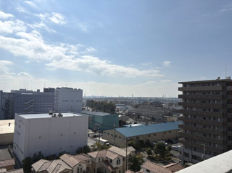 【展望】 | デュオコート武蔵浦和 | 視界が開けた開放的な眺望は、日々の暮らしにゆとりを与えてくれます。前面に遮るものがないため陽当りも抜群で、リビングまで明るい光と心地よい風が通り抜けます。