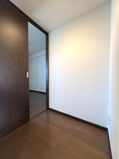 【収納】 | デュオコート武蔵浦和 | 1.1帖のマルチスペース。季節物や大型家電の収納はもちろん、集中して作業したい時のワークスペースにも最適です。ライフスタイルに合わせて姿を変える、あると嬉しい一室です。