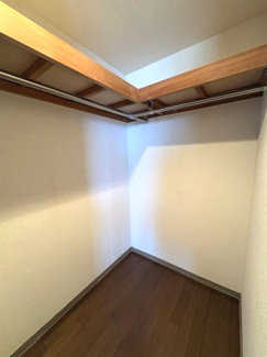 【収納】 | デュオコート武蔵浦和 | L字型のハンガーパイプ付きで、お洋服を畳まずにたっぷり収納可能。上部の枕棚には季節物やバッグもスッキリ収まります。お部屋を広く使うための、心強い収納空間です。