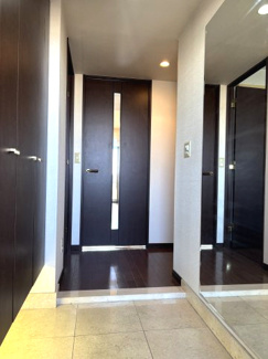 【玄関】 | デュオコート武蔵浦和 | 大理石調の床が高級感を演出する玄関スペース。お出かけ前の身だしなみチェックに便利な大型鏡を完備しています。大容量のシューズボックス付きで、家族全員の靴もスッキリ収まります。